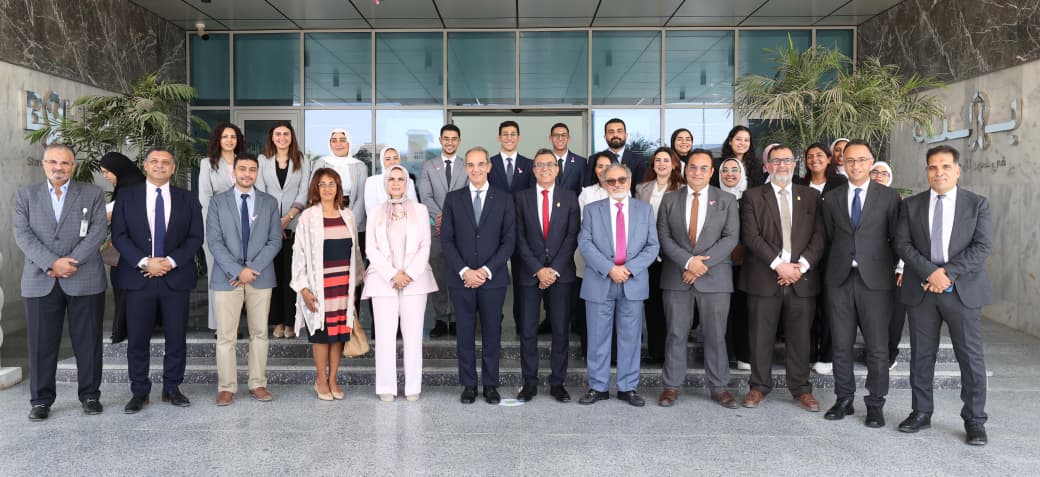 وزير الاتصالات يزور مستشفى بهية