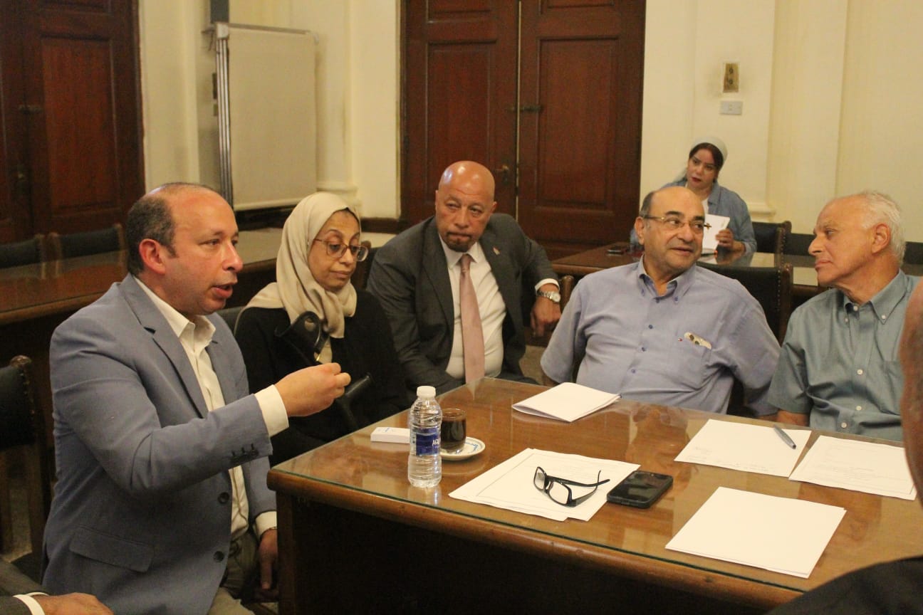 خلال الاجتماع