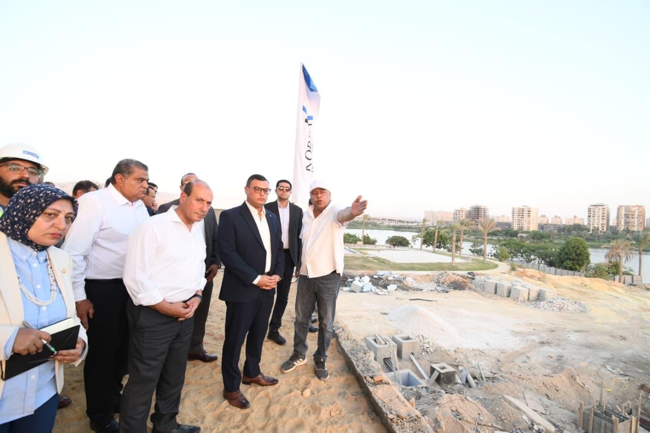 وزير الإسكان أثناء الجولة