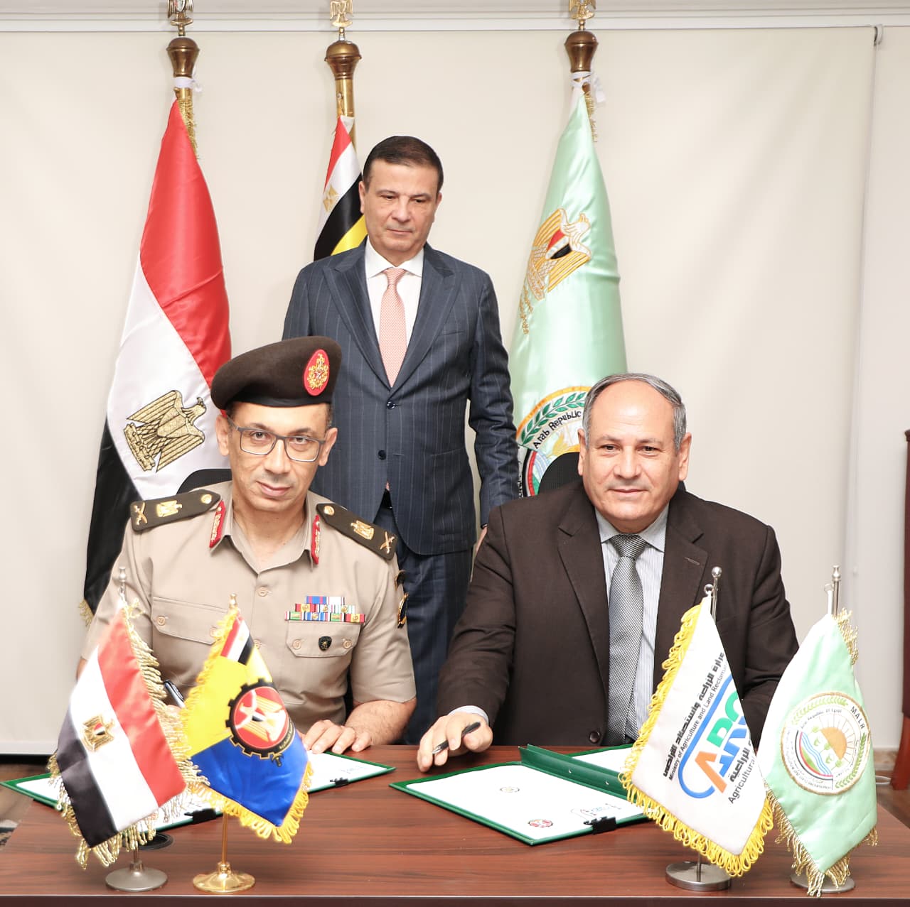وزير الزراعة يشهد توقيع البروتوكول بين مركز البحوث والكلية العسكرية