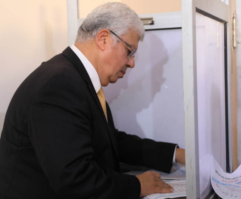 عاشور خلال الادلاء بصوته