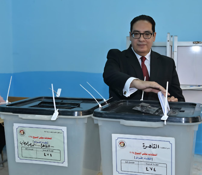 رئيس جامعةالقاهرة خلال الادلاء بصوته