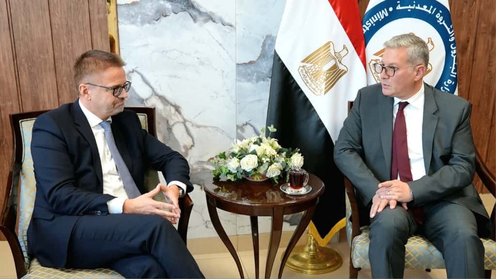 وزير البترول يبحث مع 