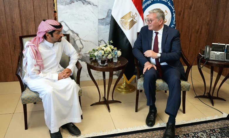 وزير البترول خلال اللقاء