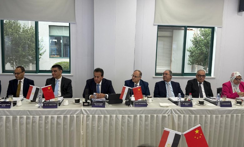 وزير الصحة أثناء الزيارة