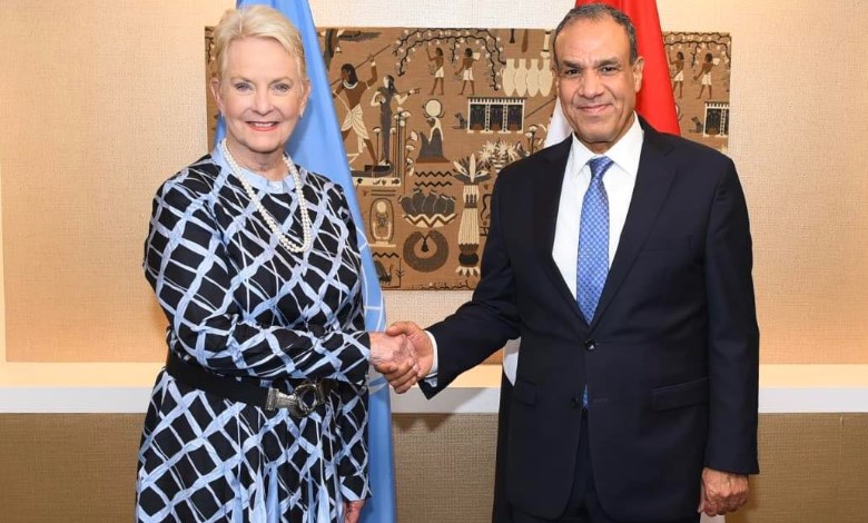 الدكتور بدر عبد العاطي وسيندي ماكين