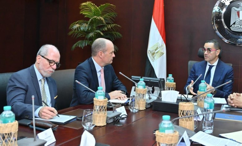 وزير الاستثمار أثناء اللقاء 