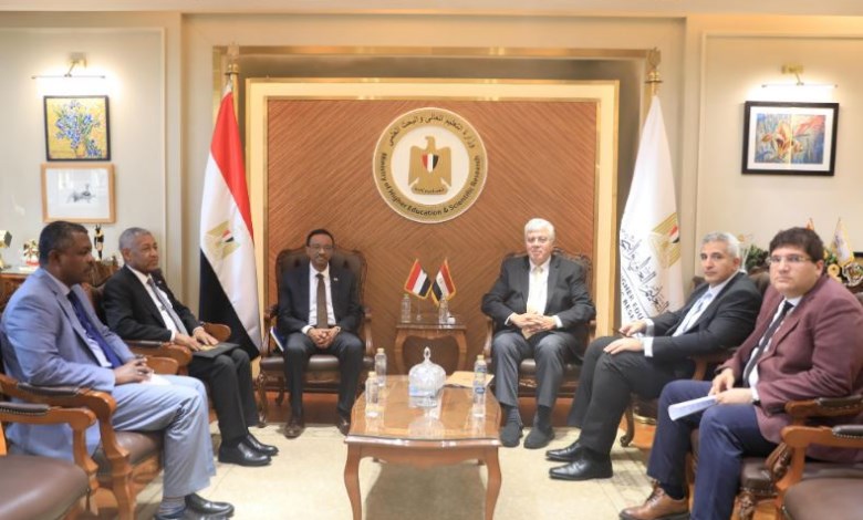 وزير التعليم العالى مع نظيره السودانى
