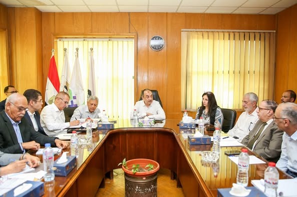الوزير خلال الاجتماع