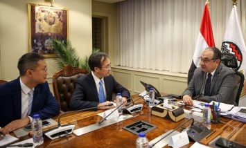 "قطاع الأعمال" يدرس إقامة مشروع لإنتاج بطاريات المركبات الكهربائية