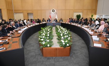  وزير الصناعة خلال الاجتماع