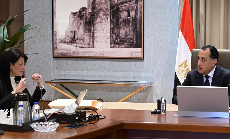 رئيس الوزراء يلتقي وزيرة التخطيط