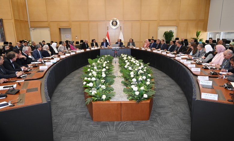  وزير الصناعة خلال الاجتماع