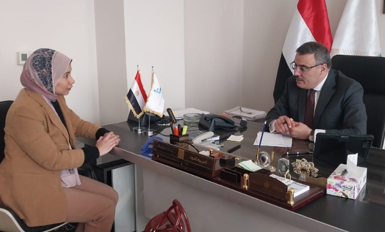 أسامة باشا الأمين العام للاتحاد العام للغرف التجارية والوزير التجاري المفوض مع محررة عالم المال