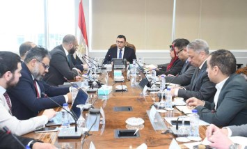 وزير الإسكان أثناء الاجتماع