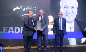 LEADERS AWARD تكرم  فخرى الفقى  الرئيس الشرفى لجائزة ليدرز بقلادة توت عنخ آمون 