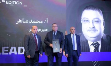 LEADERS AWARD تكرم محمد ماهر الخبير الاقتصادى بقلادة توت عنخ آمون  