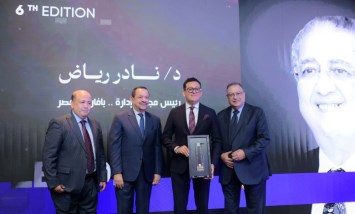 LEADERS AWARD تكرم نادر رياض رئيس مجموعة بافاريا بقلادة توت عنخ آمون   