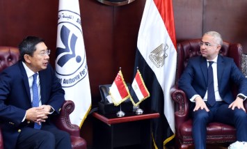 المهندس محمد الجوسقي رئيس الهيئة العامة للاستثمار مع سفير سنغافورة 