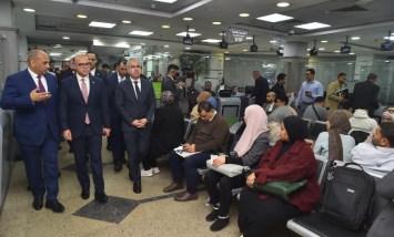 الدكتور محمد فريد في جولة تفقدية بمجمع خدمات المستثمرين 
