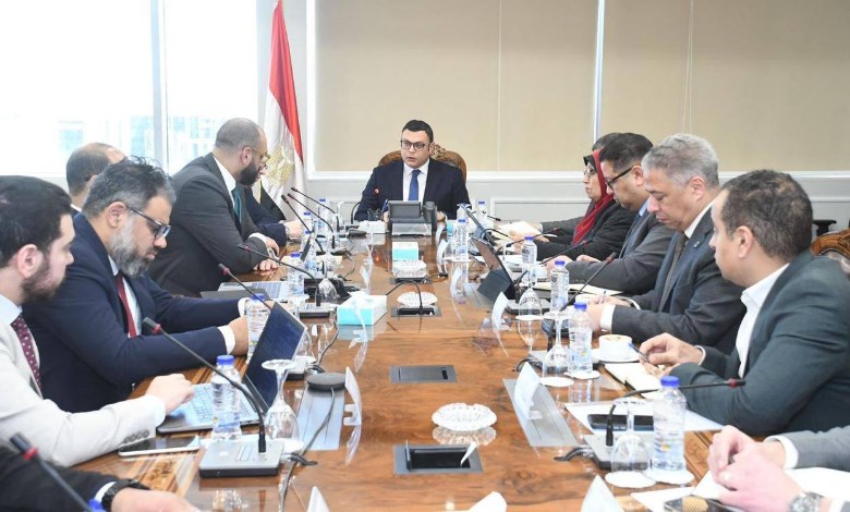 وزير الإسكان أثناء الاجتماع