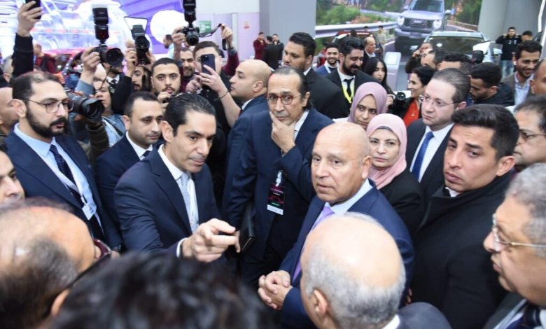 الفريق كامل الوزير يتفقد جناح شيري
