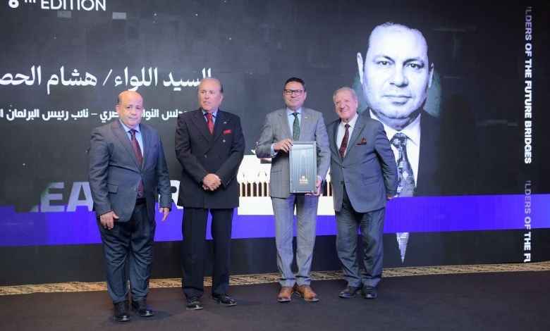 LEADERS AWARD تكرم اللواء  هشام الحصري بقلادة توت عنخ آمون