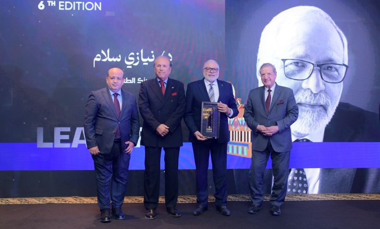 LEADERS AWARD  تكرم الدكتور نيازى سلام مؤسس بنك الطعام بقلادة توت عنخ آمون
