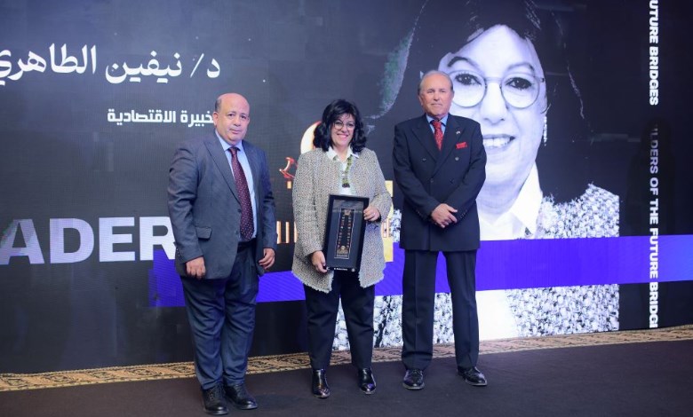 LEADERS AWARD تكرم نيفين الطاهرى الخبيرة الاقتصادية بقلادة توت عنخ آمون