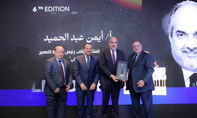 LEADERS AWARD تكرم  أيمن عبد الحميد نائب رئيس "الأولى " للتمويل العقارى بقلادة توت عنخ آمون