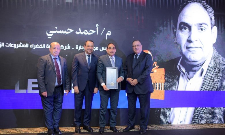 LEADERS AWARD تكرم  المهندس أحمد حسنى رئيس طيبة الخضراء بقلادة توت عنخ آمون  