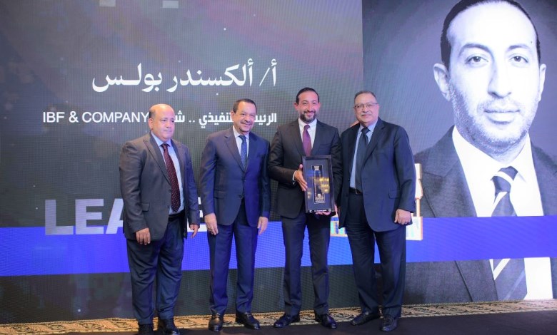 LEADERS AWARD تكرم ألكسندر بولس رئيس IBF & COMPANY بقلادة توت عنخ آمون 