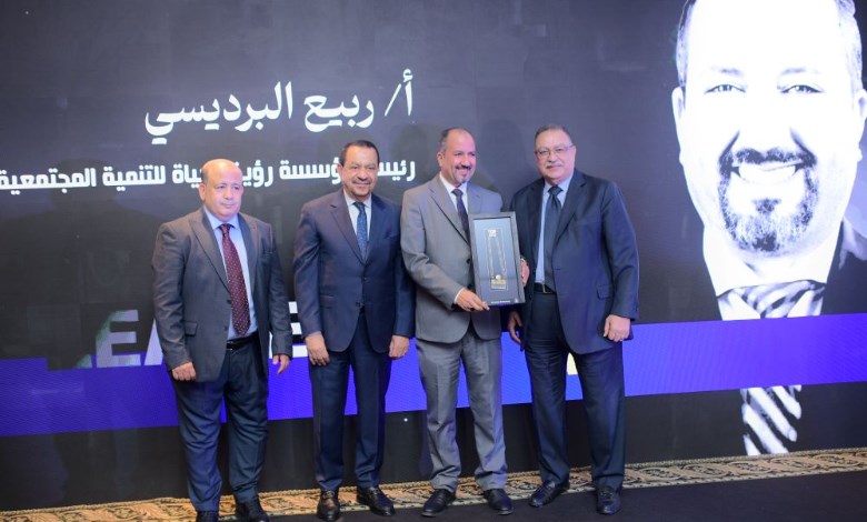 LEADERS AWARD تكرم ربيع البرديسى رئيس مؤسسة رؤية الحياة بقلادة توت عنخ امون 
