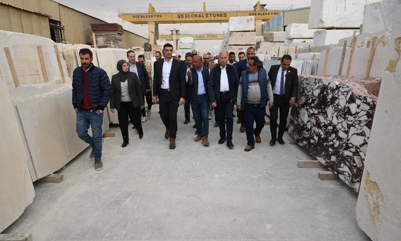 وزير الصناعة خلال الجولة