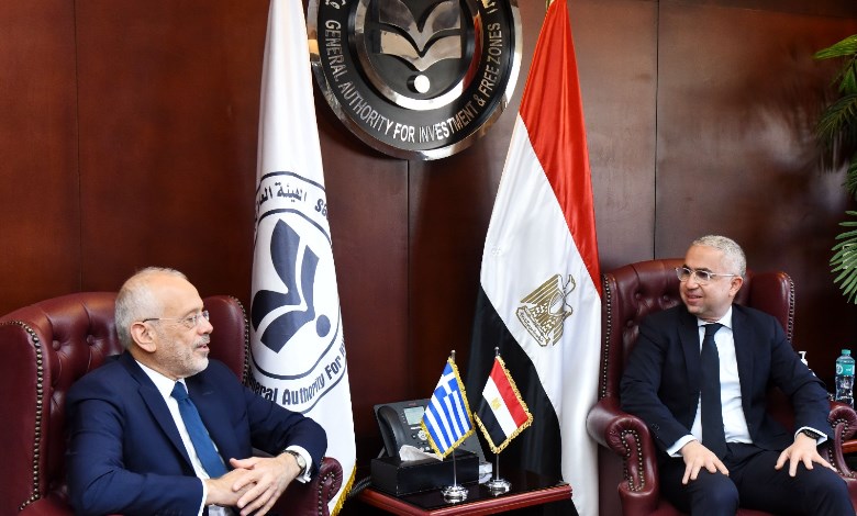 المهندس محمد الجوسقي الرئيس التنفيذي للهيئة العامة للاستثمار والمناطق الحرة مع السفير اليوناني بالقاهرة 