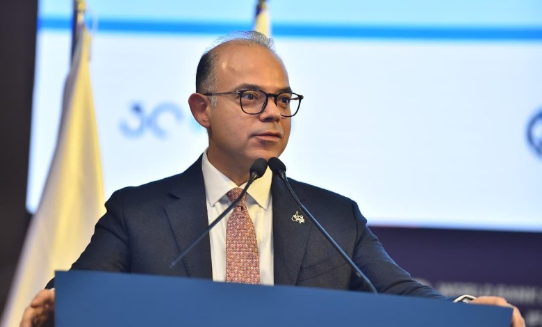 الدكتور محمد فريد وزير الاستثمار والتجارة الخارجية 