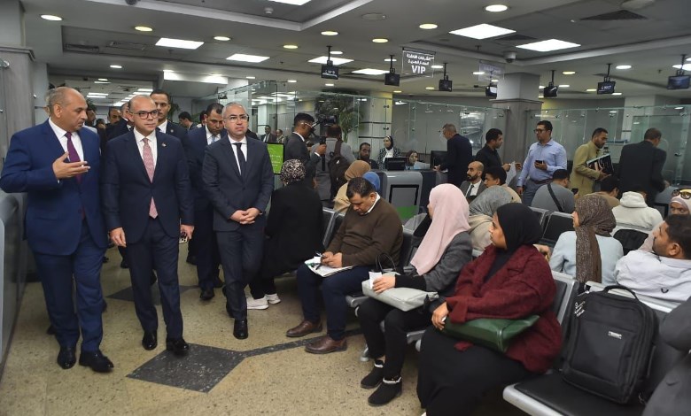 الدكتور محمد فريد في جولة تفقدية بمجمع خدمات المستثمرين 