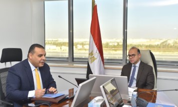 وزير الاستثمار يعقد إجتماعاً مع رئيس التمثيل التجاري المصري لمناقشة آليات عمل المكاتب التجارية  