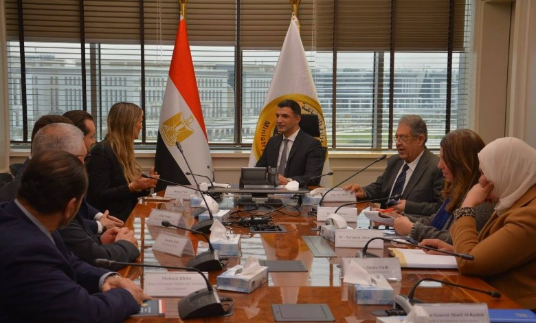 وزير الصناعة يستعرض مع «مرسيدس-بنز إيجيبت» 