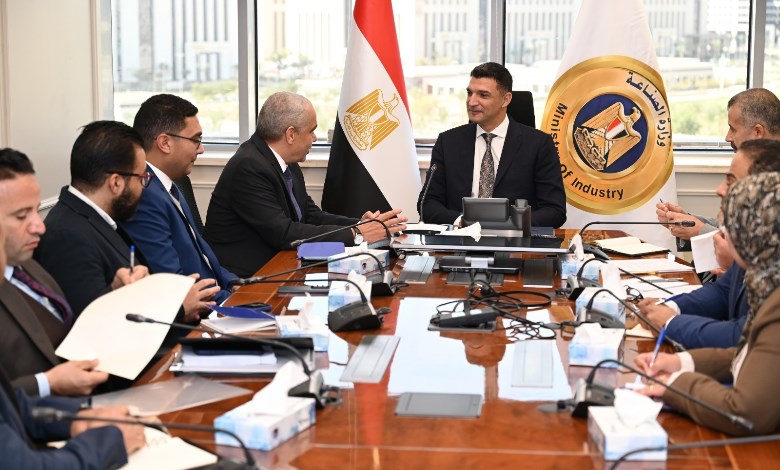 وزير الصناعة خلال اللقاء
