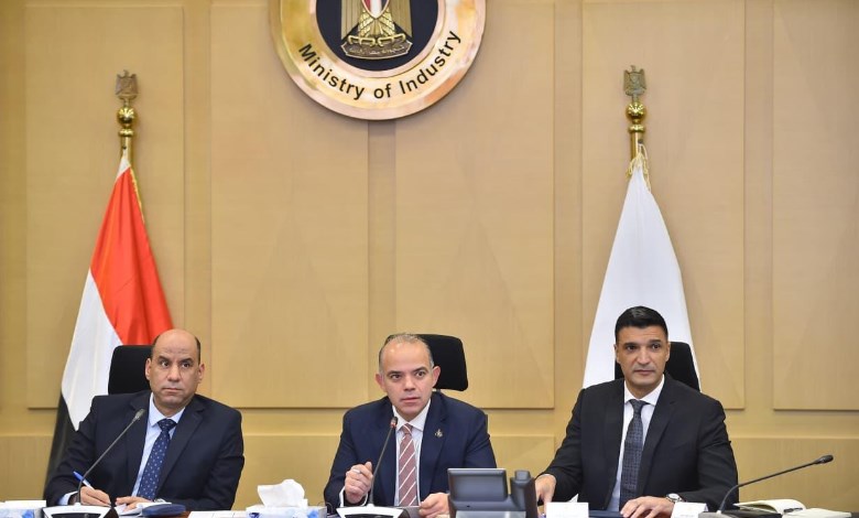 وزراء الاستثمار والصناعة والعمل يلتقون المجلس التصديري للملابس الجاهزة  