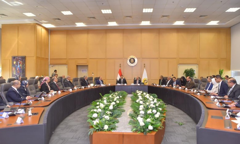 وزيرا الاستثمار والصناعة يعقدان لقاءً موسعاً لوضع استراتيجية تنمية الصناعات الدوائية   