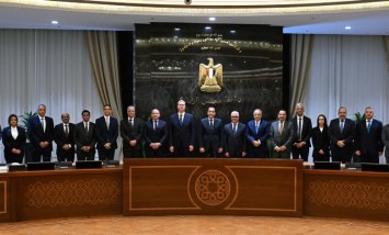 صورة تذكارية بعد التوقيع