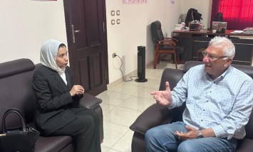 المهندس علاء كمال المدير العام المصري لـ"INP الألمانية في أثناء حواره مع محررة عالم المال