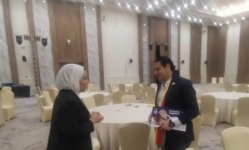 محمد الشيخ ممثل جمعية رجال الأعمال المصريين الأفارقة في كمبالا في أثناء حواره مع محررة عالم المال 