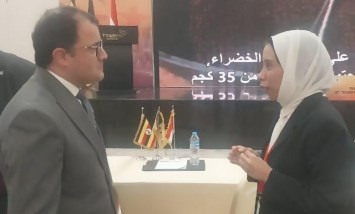 السفير كريم شريف مساعد وزير الخارجية للشؤون الأفريقية في أثناء حواره مع محررة عالم المال 