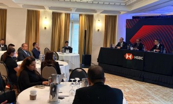 وزير الاستثمار يجري حوار مفتوح مع قيادات HSBC وبنك التسوية الدولي BIS 