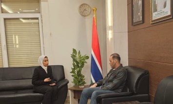 السفير حاتم رسلان في أثناء حواره مع محررة عالم المال 