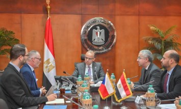 وزير الاستثمار  يبحث مع سفير التشيك تعزيز الشراكة الاستثمارية والتجارية 