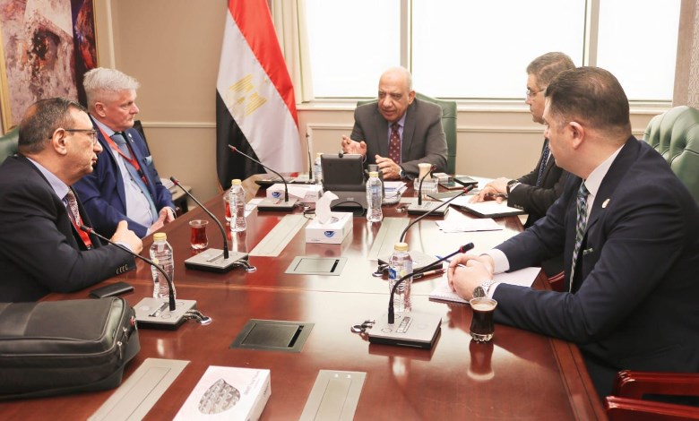 وزير الكهرباء أثناء الاجتماع